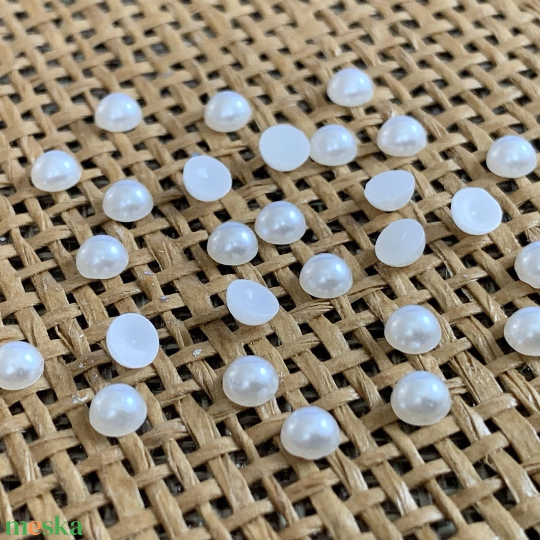 100db műgyanta félgyöngy - kaboson - ragasztható - 4mm Ø  (5ft/db) - kellékek & szerszámok - gyöngyfűzés kellékek - cabochon - Meska.hu