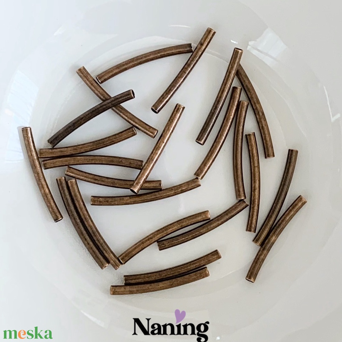 40db - ívelt csőköztes - 2x20mm (10ft/db) - kellékek & szerszámok - gyöngyfűzés kellékek - fém köztesek - Meska.hu