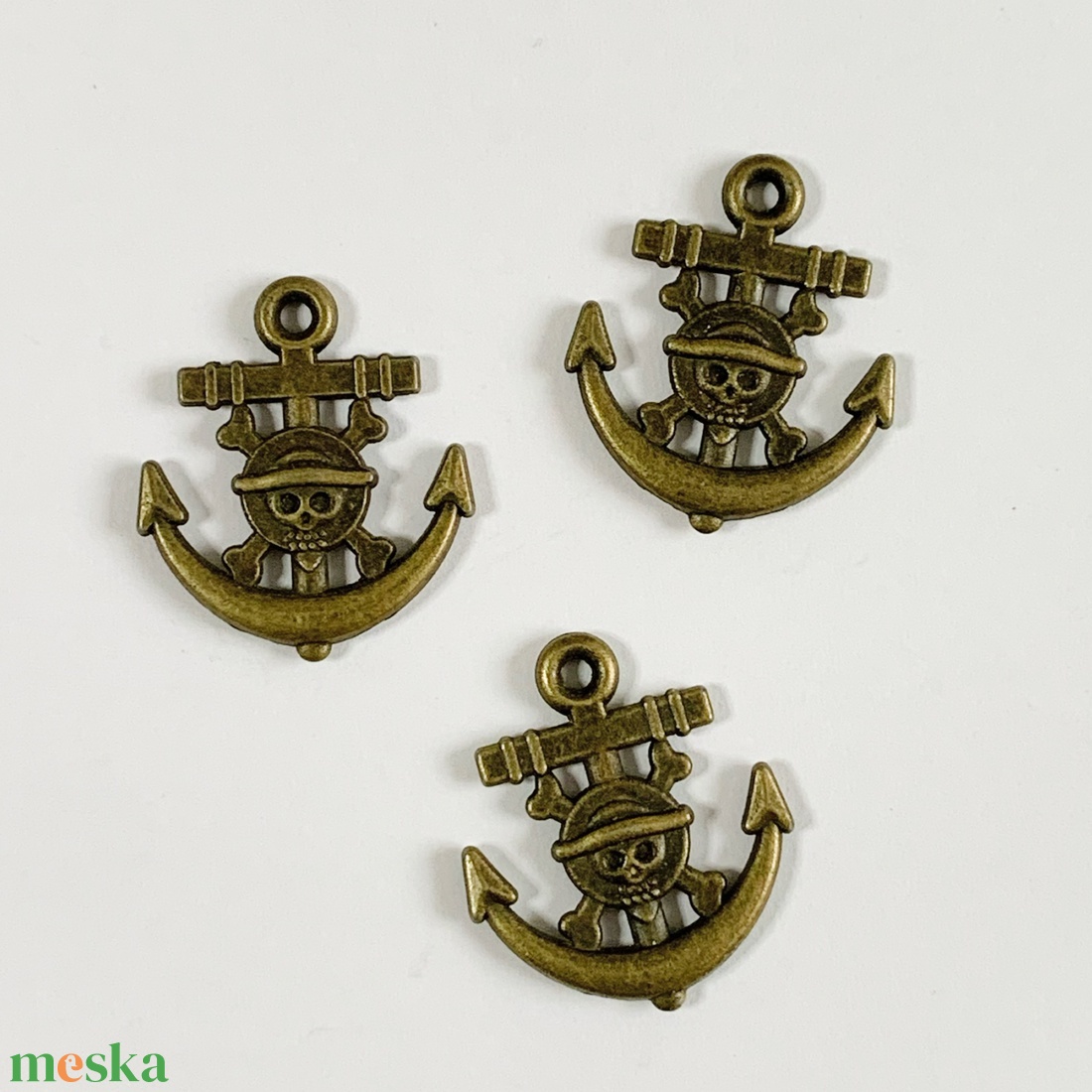 6db VASMACSKA - kalóz - antik bronz - 19x22mm  (80ft/db) - kellékek & szerszámok - ékszerkellék - charmok - Meska.hu