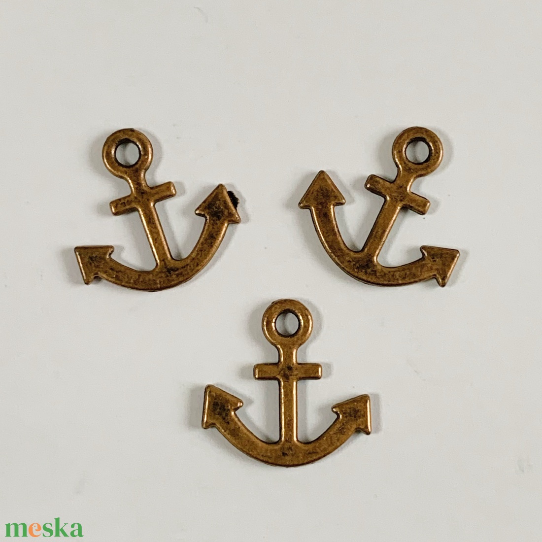 6db VASMACSKA - charm - medál - antik réz - 17x17mm  (60ft/db) - kellékek & szerszámok - ékszerkellék - charmok - Meska.hu
