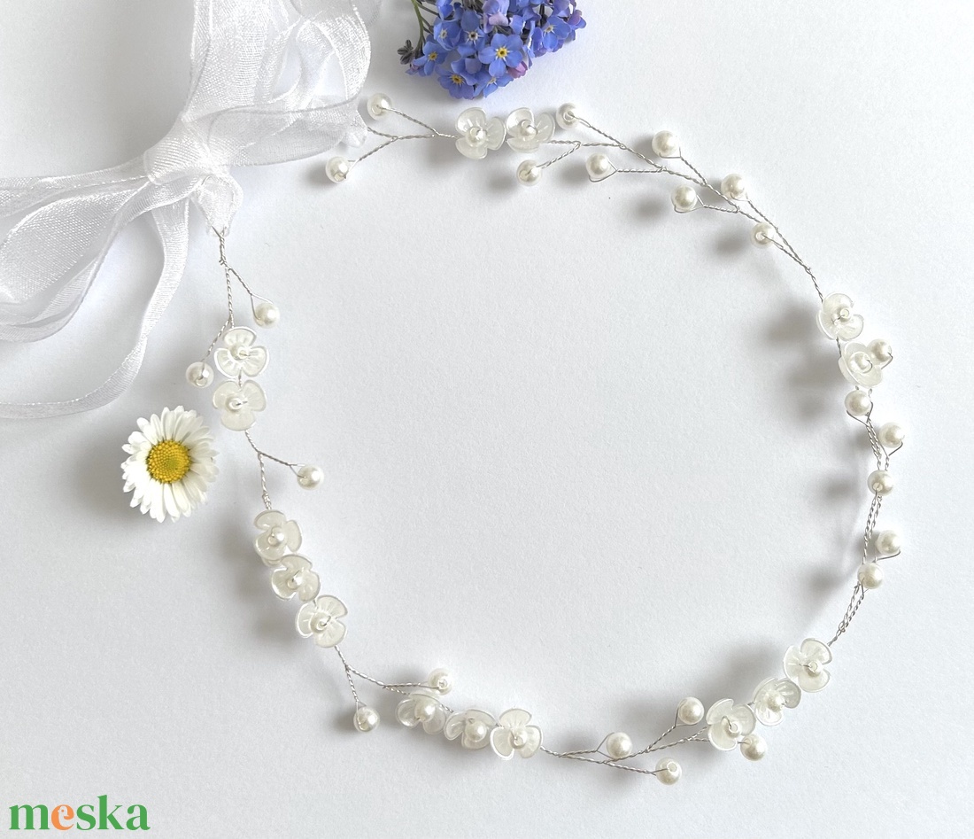 ESKÜVŐI - szalagos hajpánt/koszorú- apró - fehér - akril virágokkal - akril gyöngyökkel - esküvő - hajdísz - fejkoszorú - Meska.hu