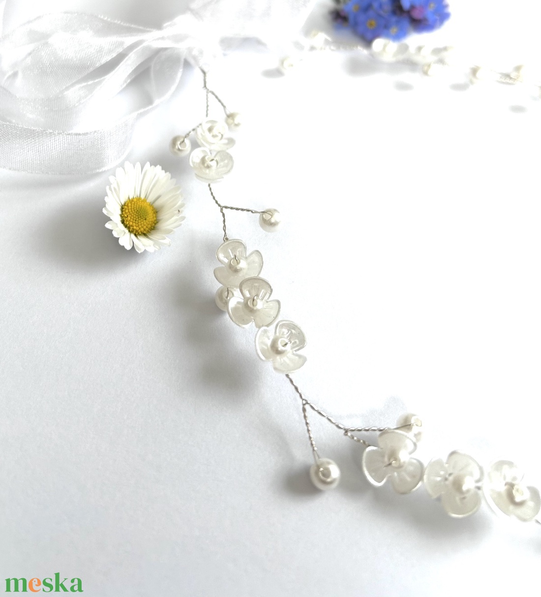 ESKÜVŐI - szalagos hajpánt/koszorú- apró - fehér - akril virágokkal - akril gyöngyökkel - esküvő - hajdísz - fejkoszorú - Meska.hu