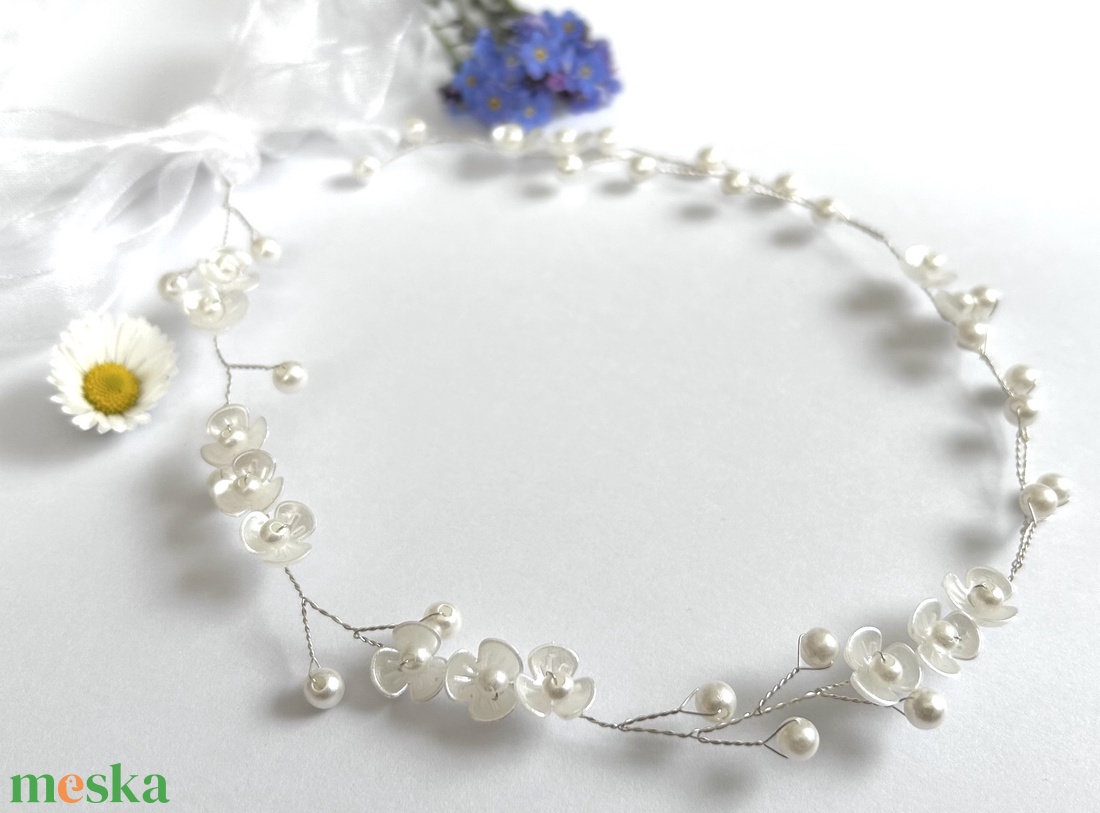 ESKÜVŐI - szalagos hajpánt/koszorú- apró - fehér - akril virágokkal - akril gyöngyökkel - esküvő - hajdísz - fejkoszorú - Meska.hu