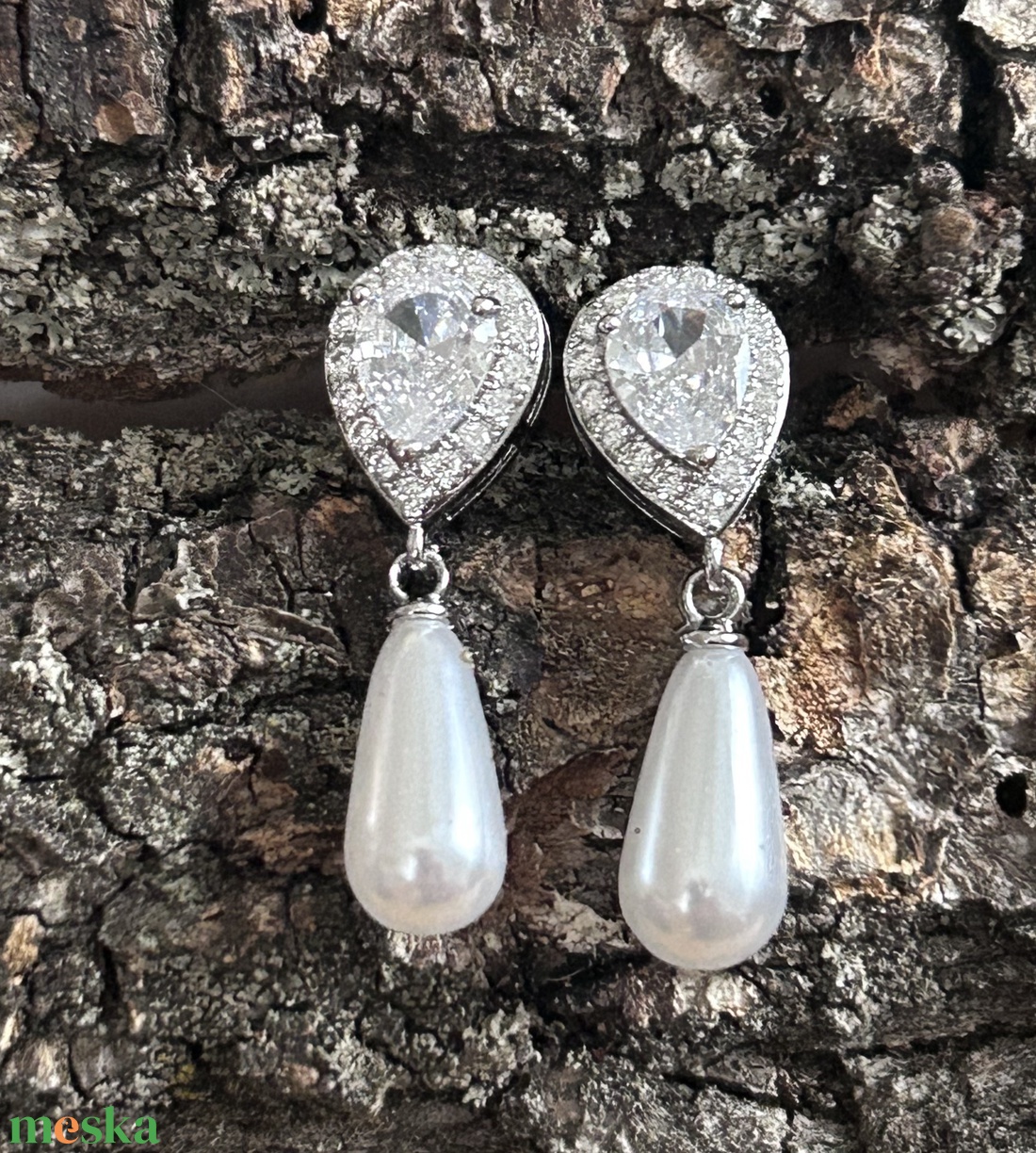 ESKÜVŐI - csiszolt köves - strasszos lógós fübevaló - csepp alakú akrilgyönggyel  - ékszer - fülbevaló - lógó csepp fülbevaló - Meska.hu