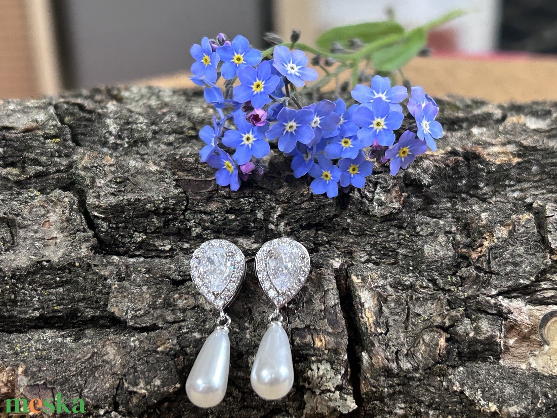 ESKÜVŐI - csiszolt köves - strasszos lógós fübevaló - csepp alakú akrilgyönggyel  - ékszer - fülbevaló - lógó csepp fülbevaló - Meska.hu