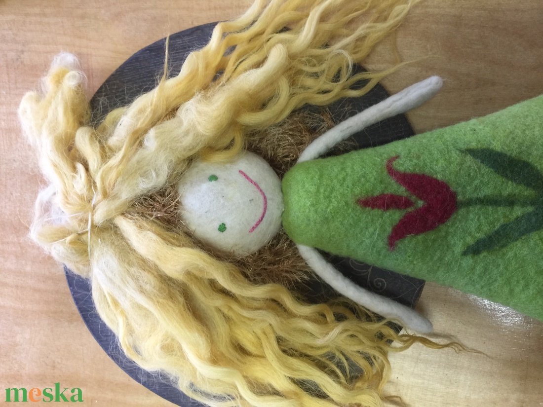 Szőke természetes babahaj. Göndör gyapju tincsek szőke szinekben. Kézzel festett natur gyapju - kellékek & szerszámok - rövidáru - fonal, cérna - gyapjúfonal - Meska.hu