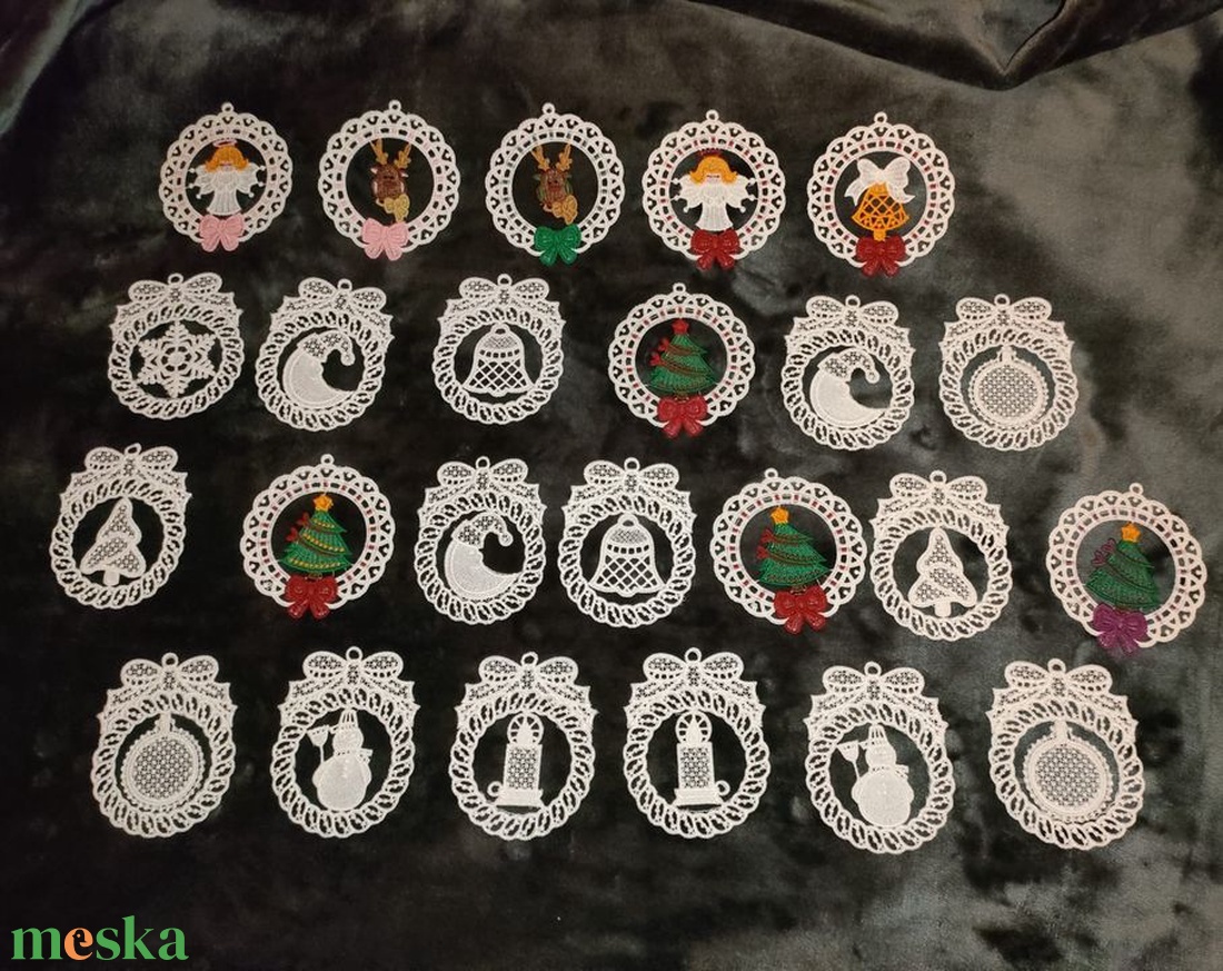 Csipke dísz keretben, többféle, felakasztható - Színes dísz - karácsony - karácsonyi lakásdekoráció - karácsonyfadíszek - Meska.hu