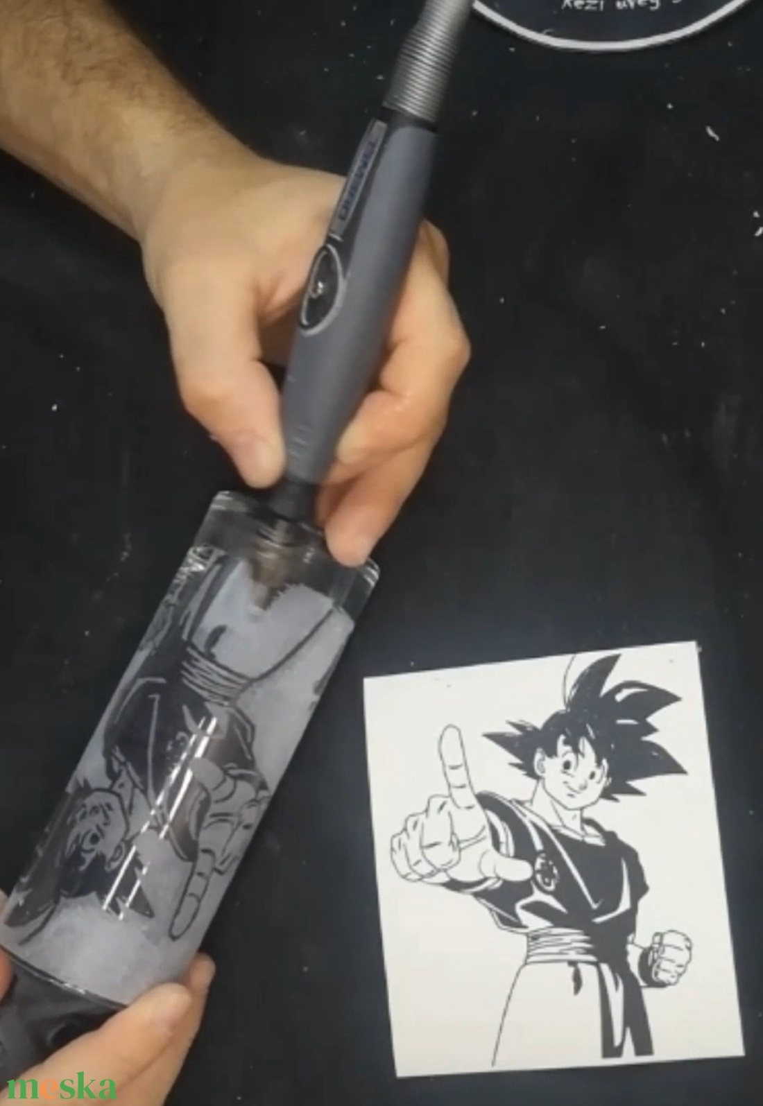Son Goku mutat Kézzel gravírozott üveg pohár  - otthon & életmód - konyhafelszerelés, tálalás - konyhai dekoráció - konyhai dísz - Meska.hu