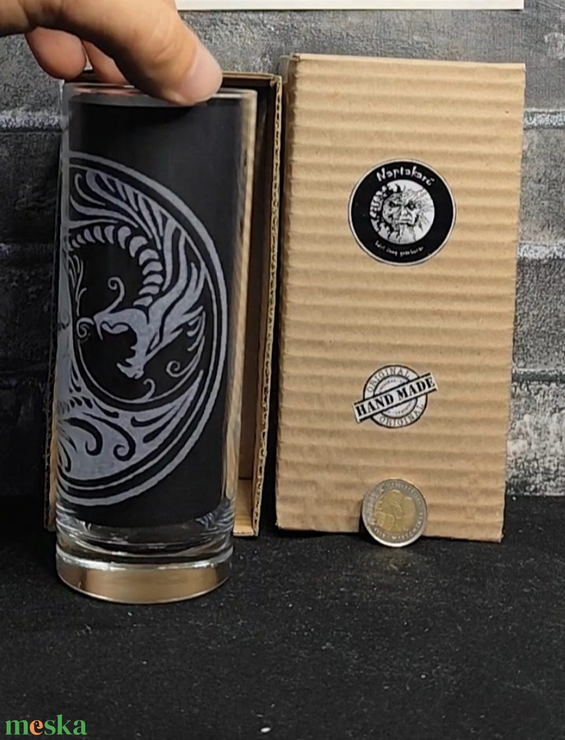 Dragon jin-jang mintás üveg pohár kézzel gravírozva - otthon & életmód - konyhafelszerelés, tálalás - konyhai dekoráció - konyhai dísz - Meska.hu Dragon jin-jang mintás üveg pohár kézzel gravírozva - otthon & életmód - konyhafelszerelés, tálalás - konyhai dekoráció - konyhai dísz - Meska.hu