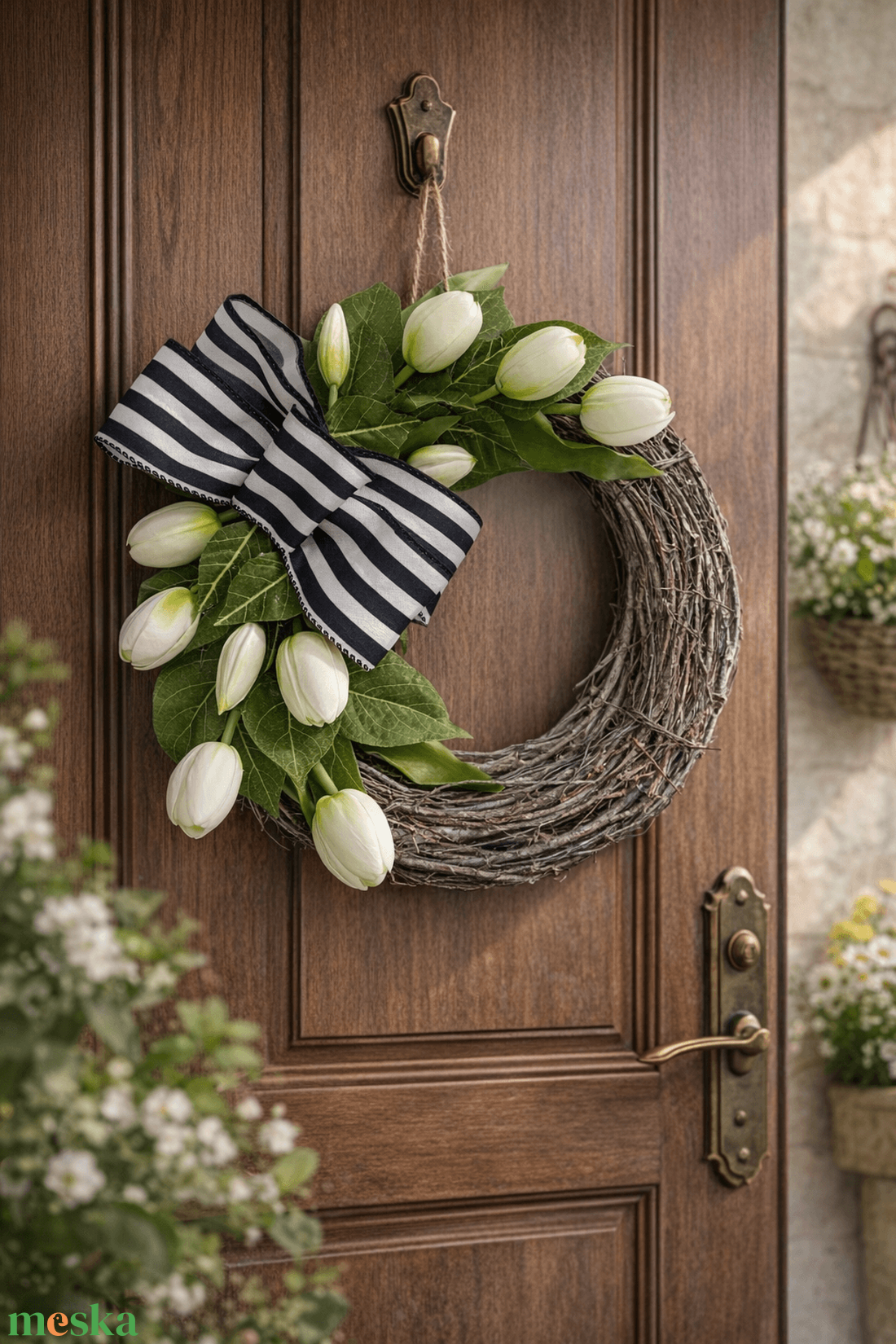 Elegáns tavaszi ajtódísz fehér tulipánokkal - otthon & életmód - dekoráció - ajtó- és ablak dekoráció - ajtódísz & kopogtató - Meska.hu