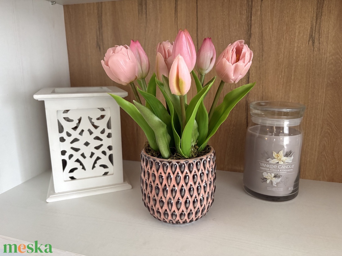 Tavaszi asztaldísz tulipánokkal - otthon & életmód - virágdekoráció - virágdíszek - virágdísz kaspóban - Meska.hu