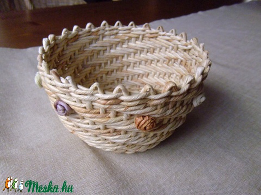 Rózsás kaspó csuhéból -  - Meska.hu