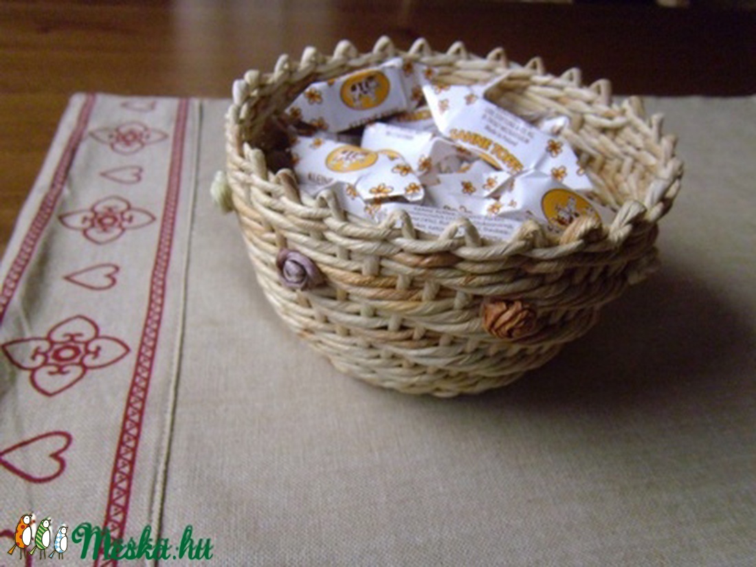 Rózsás kaspó csuhéból -  - Meska.hu