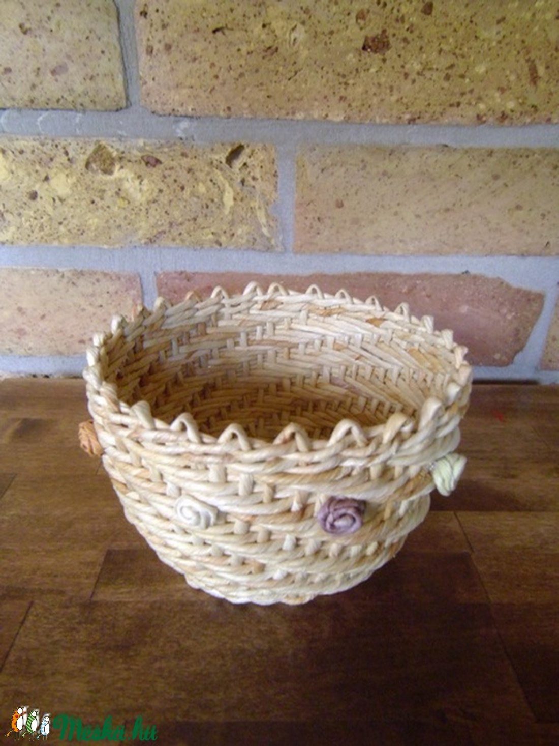 Rózsás kaspó csuhéból -  - Meska.hu