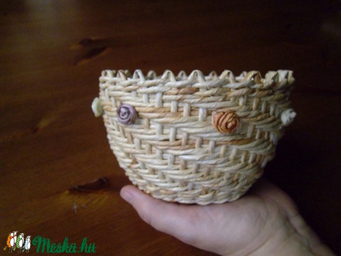 Rózsás kaspó csuhéból -  - Meska.hu