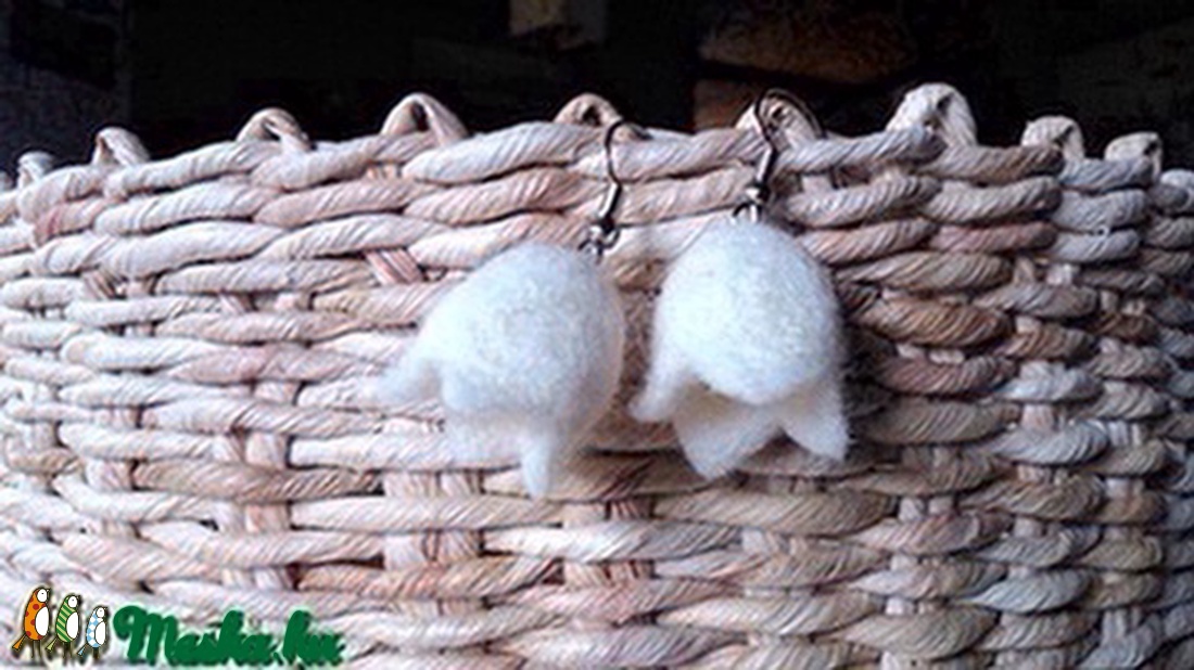 Nemezből készült tulipános fülbevaló - fehér -  - Meska.hu