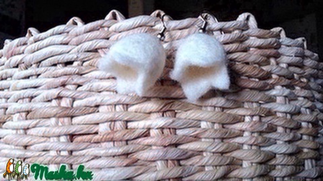 Nemezből készült tulipános fülbevaló - fehér -  - Meska.hu