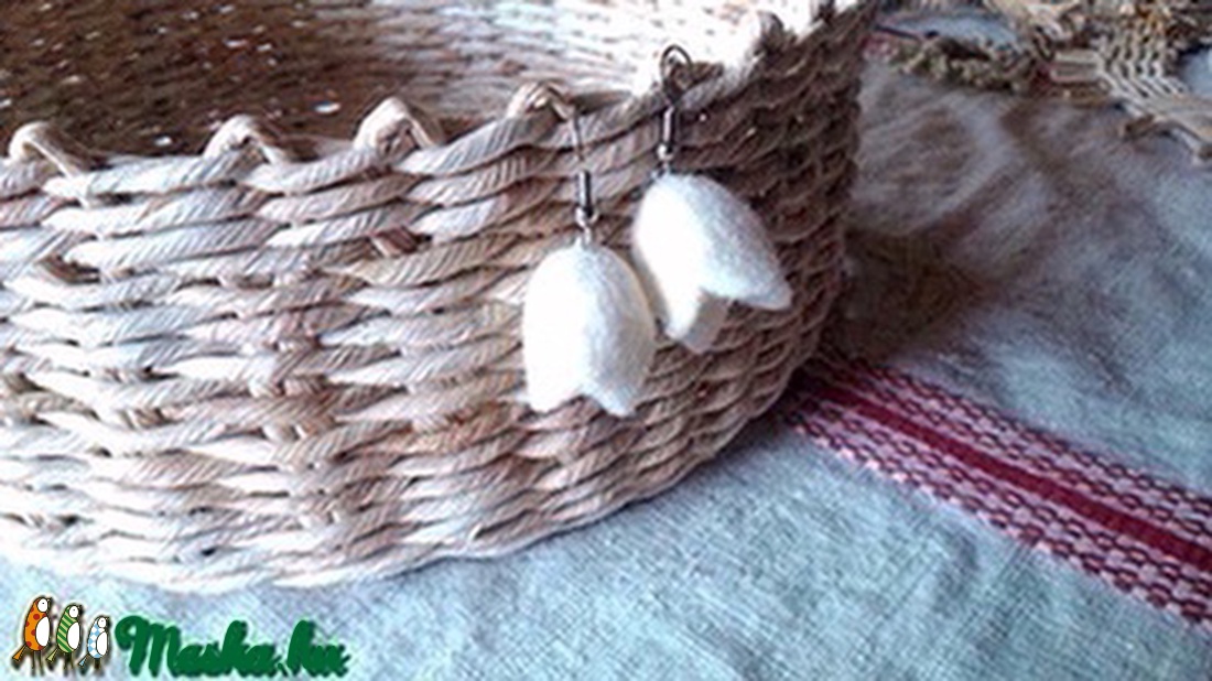 Nemezből készült tulipános fülbevaló - fehér -  - Meska.hu