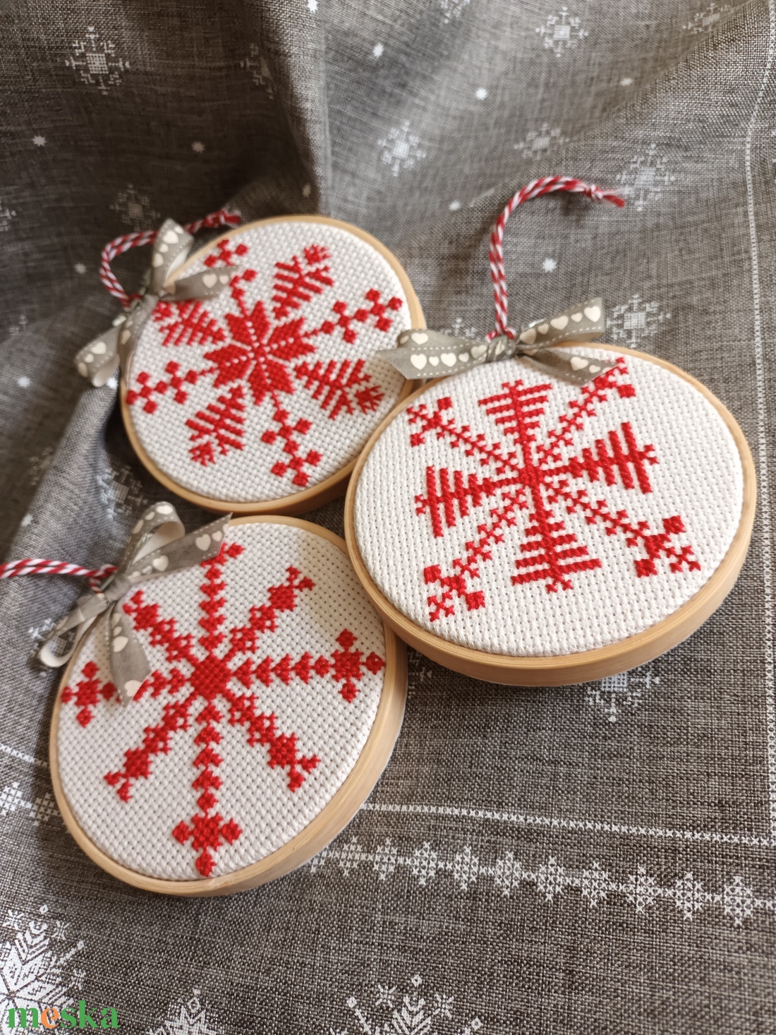 Piros hópelyhek - karácsony - karácsonyi lakásdekoráció - karácsonyi lakásdíszek - Meska.hu