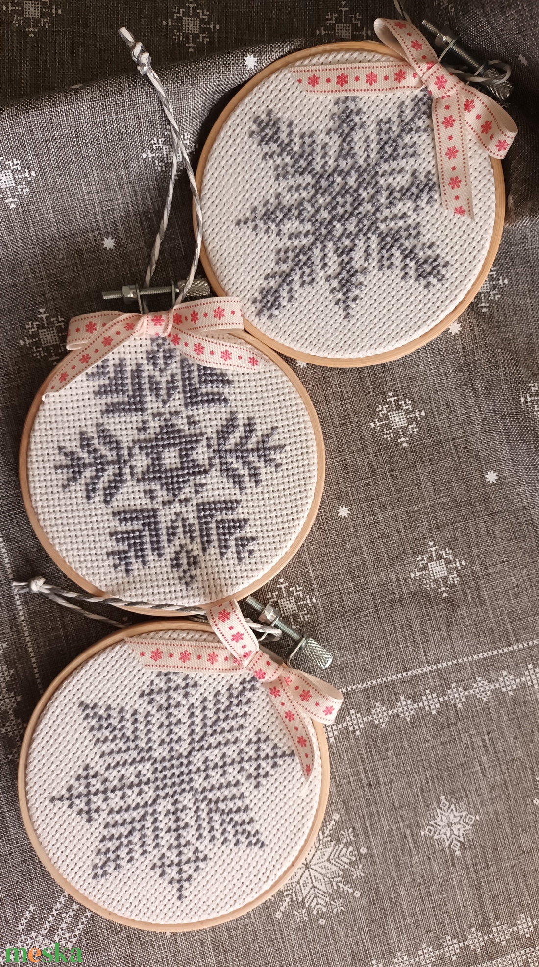 Szürke hópelyhek - karácsony - karácsonyi lakásdekoráció - karácsonyi lakásdíszek - Meska.hu