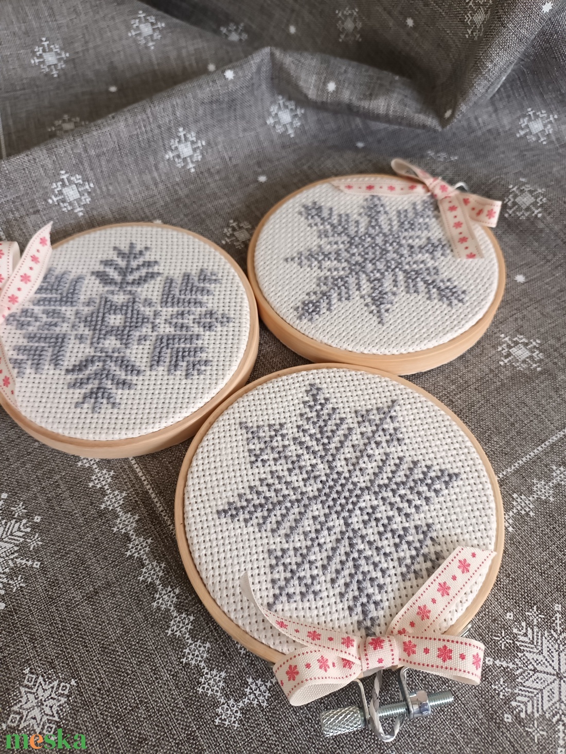 Szürke hópelyhek - karácsony - karácsonyi lakásdekoráció - karácsonyi lakásdíszek - Meska.hu