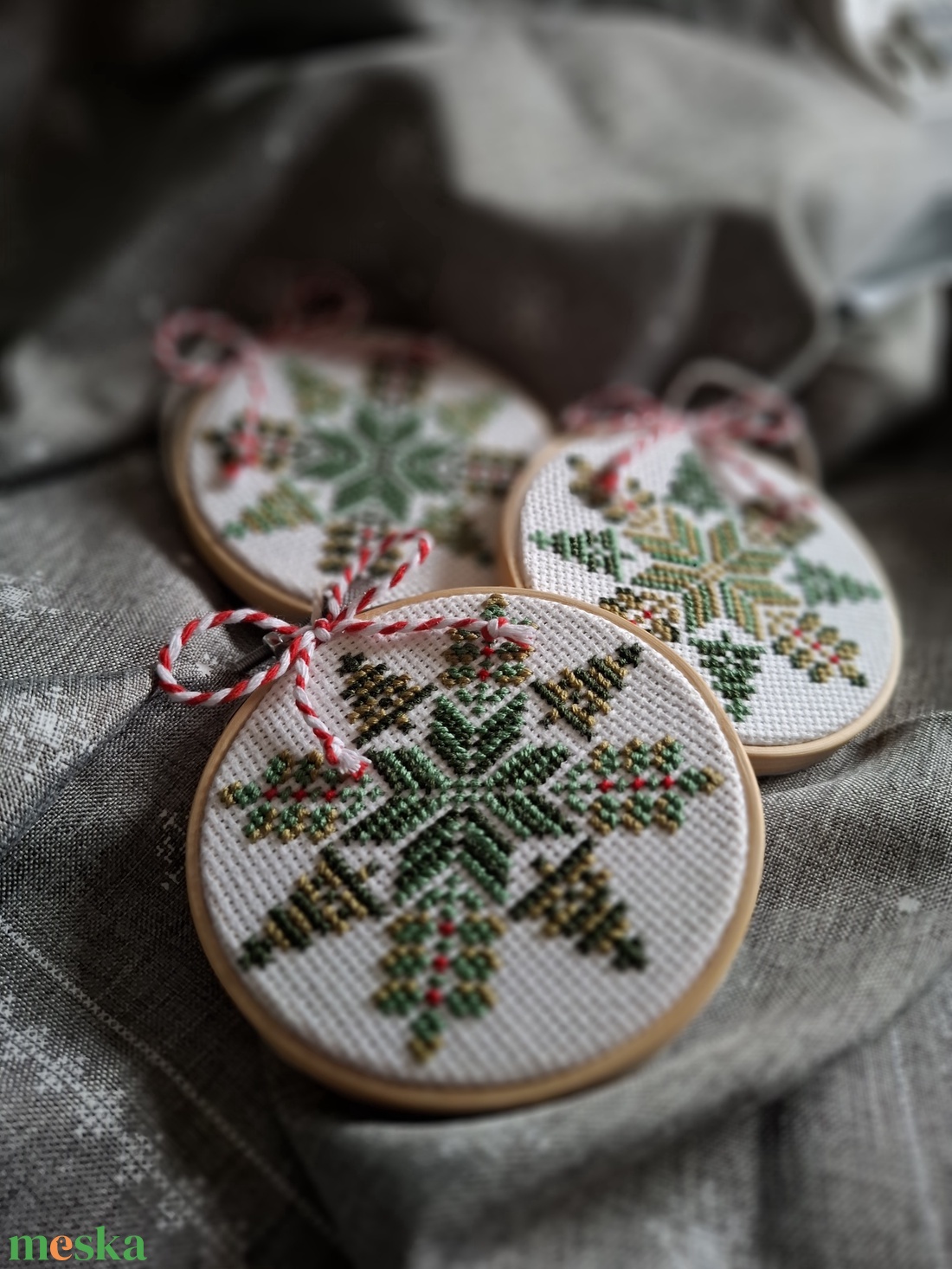 Zöld fenyős hímzett dísz - karácsony - karácsonyi lakásdekoráció - karácsonyi lakásdíszek - Meska.hu