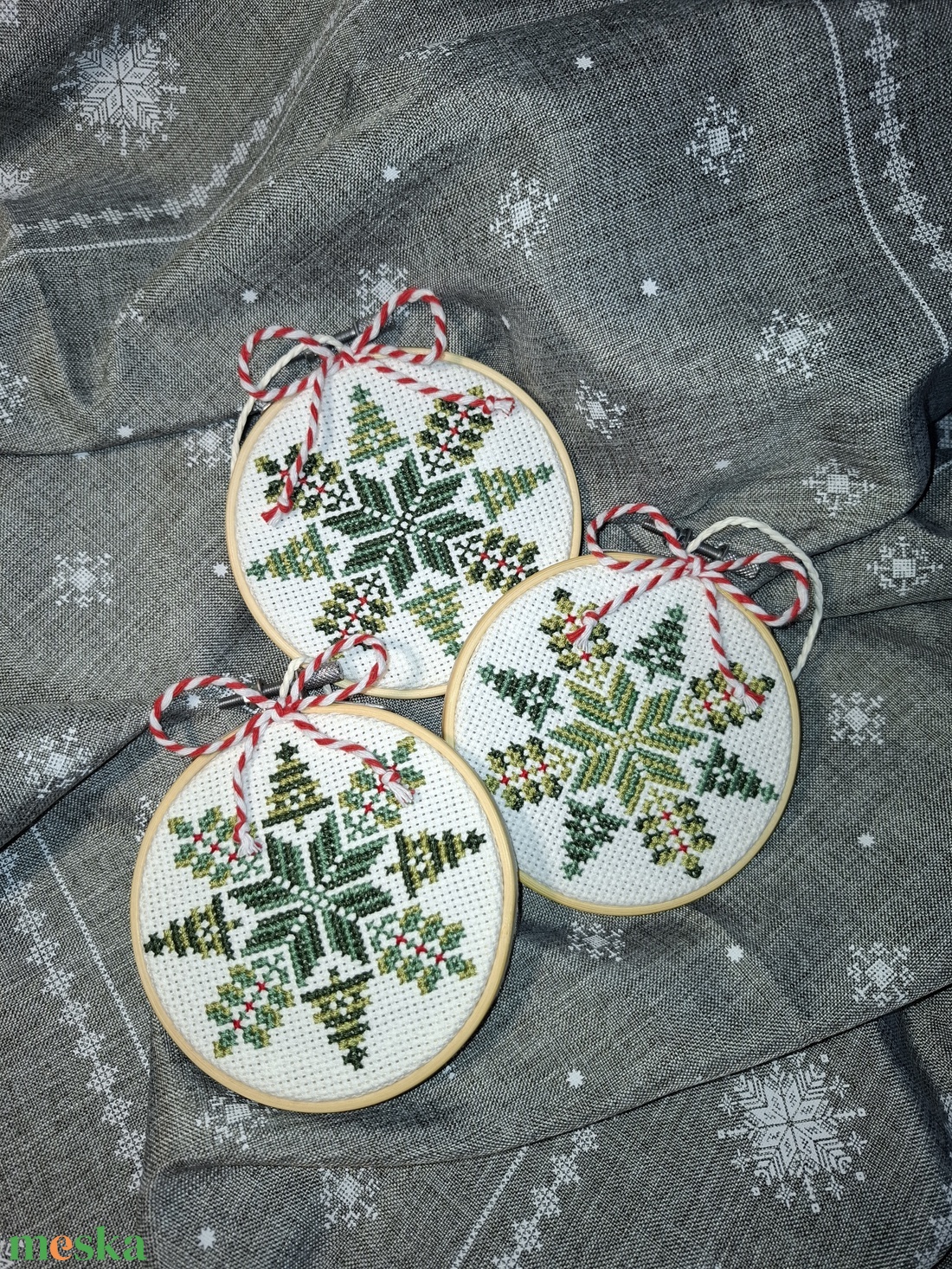 Zöld fenyős hímzett dísz - karácsony - karácsonyi lakásdekoráció - karácsonyi lakásdíszek - Meska.hu