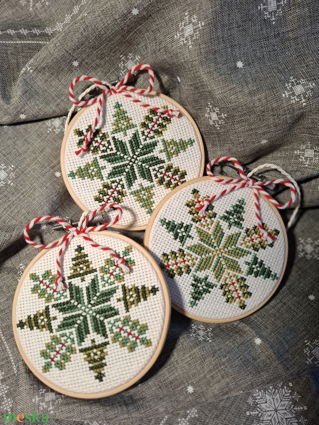 Zöld fenyős hímzett dísz - karácsony - karácsonyi lakásdekoráció - karácsonyi lakásdíszek - Meska.hu