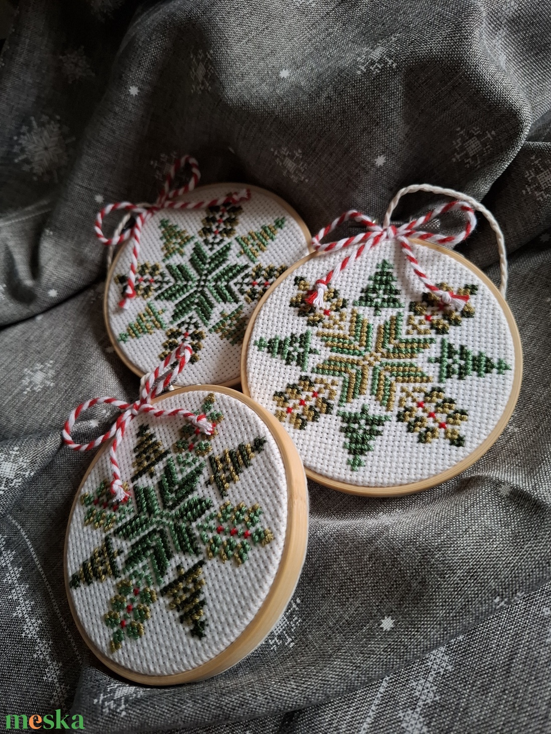 Zöld fenyős hímzett dísz - karácsony - karácsonyi lakásdekoráció - karácsonyi lakásdíszek - Meska.hu