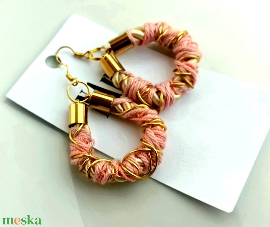 Rózsaszín, arany zsinór, fonal fülbevaló - ékszer - fülbevaló - lógós kerek fülbevaló - Meska.hu