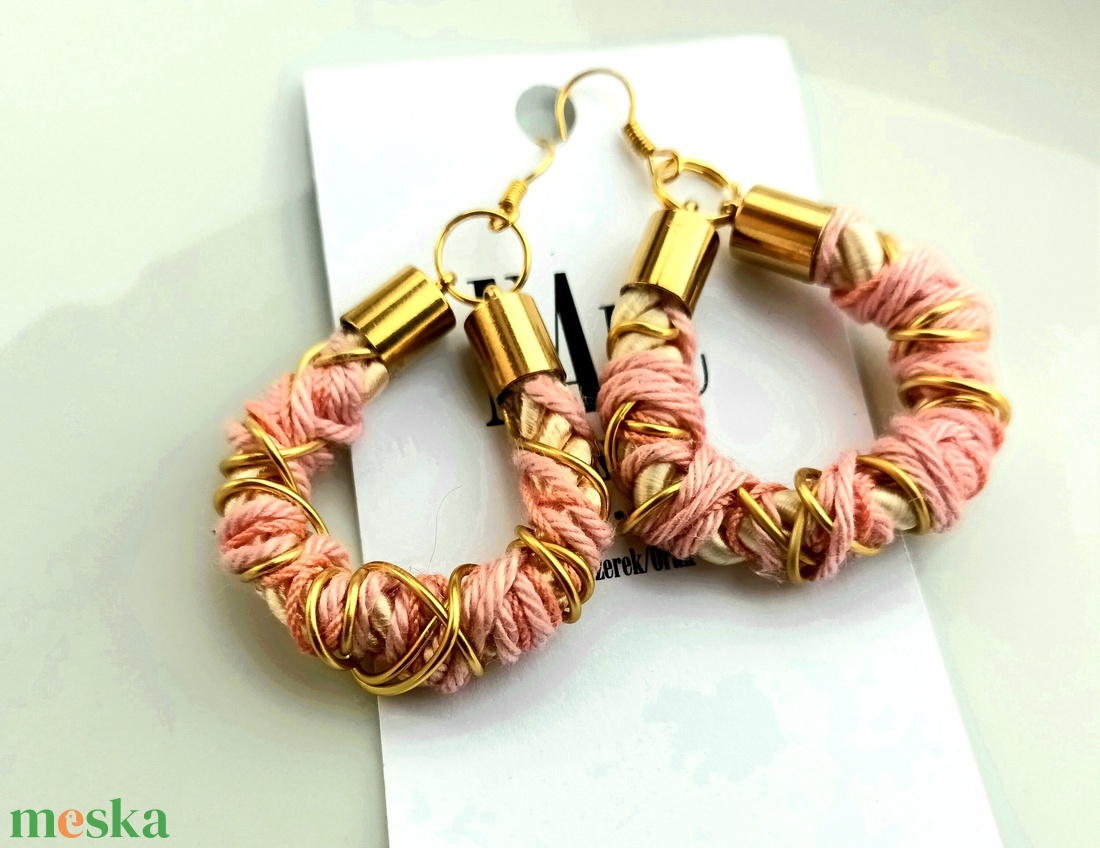 Rózsaszín, arany zsinór, fonal fülbevaló - ékszer - fülbevaló - lógós kerek fülbevaló - Meska.hu