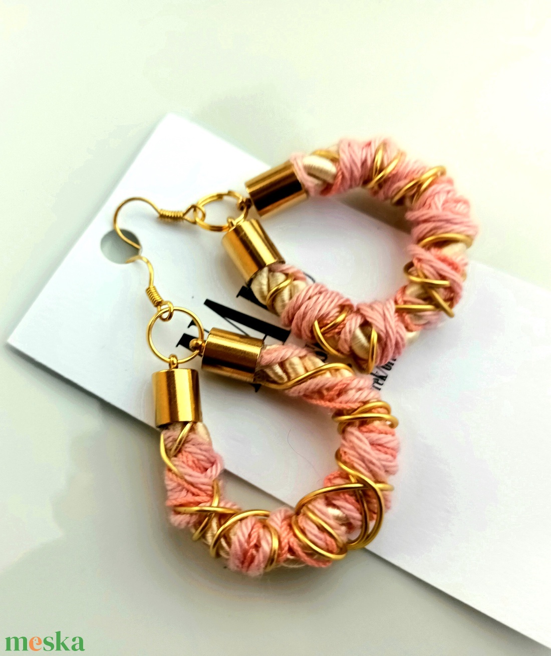 Rózsaszín, arany zsinór, fonal fülbevaló - ékszer - fülbevaló - lógós kerek fülbevaló - Meska.hu