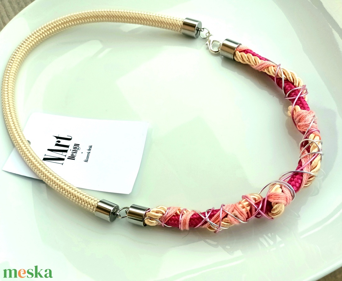 Rózsaszín mánia fonal, zsinór nyaklánc - ékszer - nyaklánc - statement nyaklánc - Meska.hu