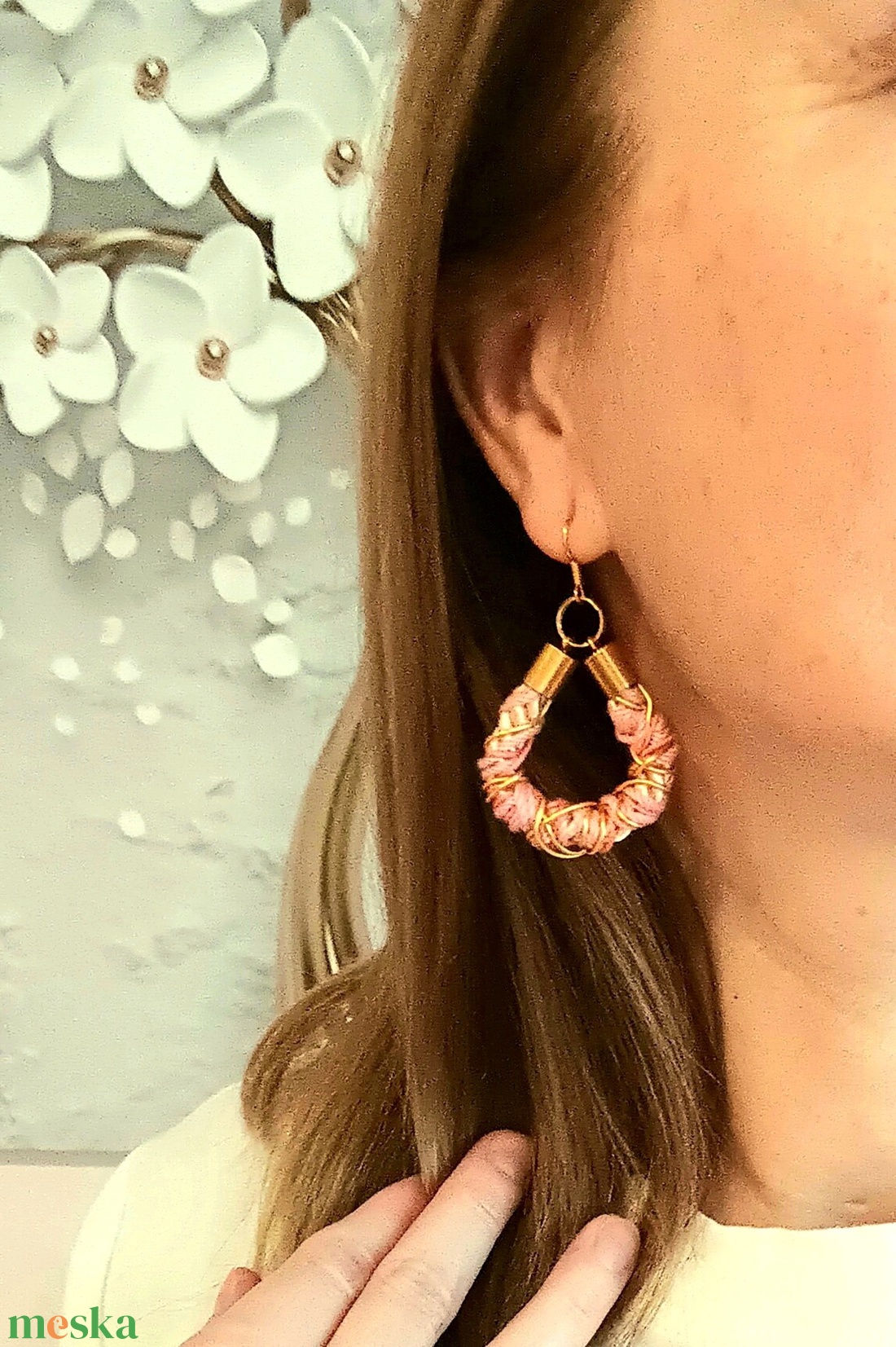 Rózsaszín, arany zsinór, fonal fülbevaló - ékszer - fülbevaló - lógós kerek fülbevaló - Meska.hu