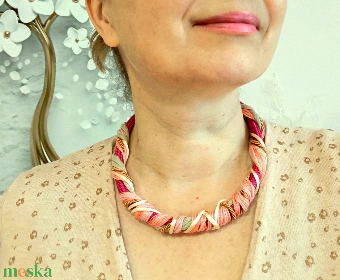Tavaszváró nyaklánc, magenta kötél, rózsaszín pamut fonalakkal - ékszer - nyaklánc - statement nyaklánc - Meska.hu