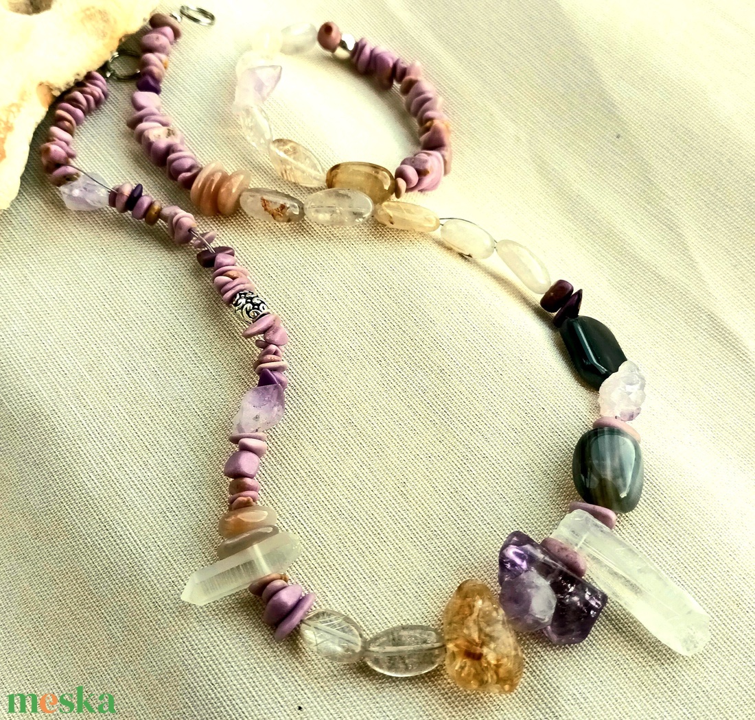 Levendula lila, aranysárga, fehér transzparens ásványkő nyaklánc - ékszer - nyaklánc - gyöngyös nyaklánc - Meska.hu