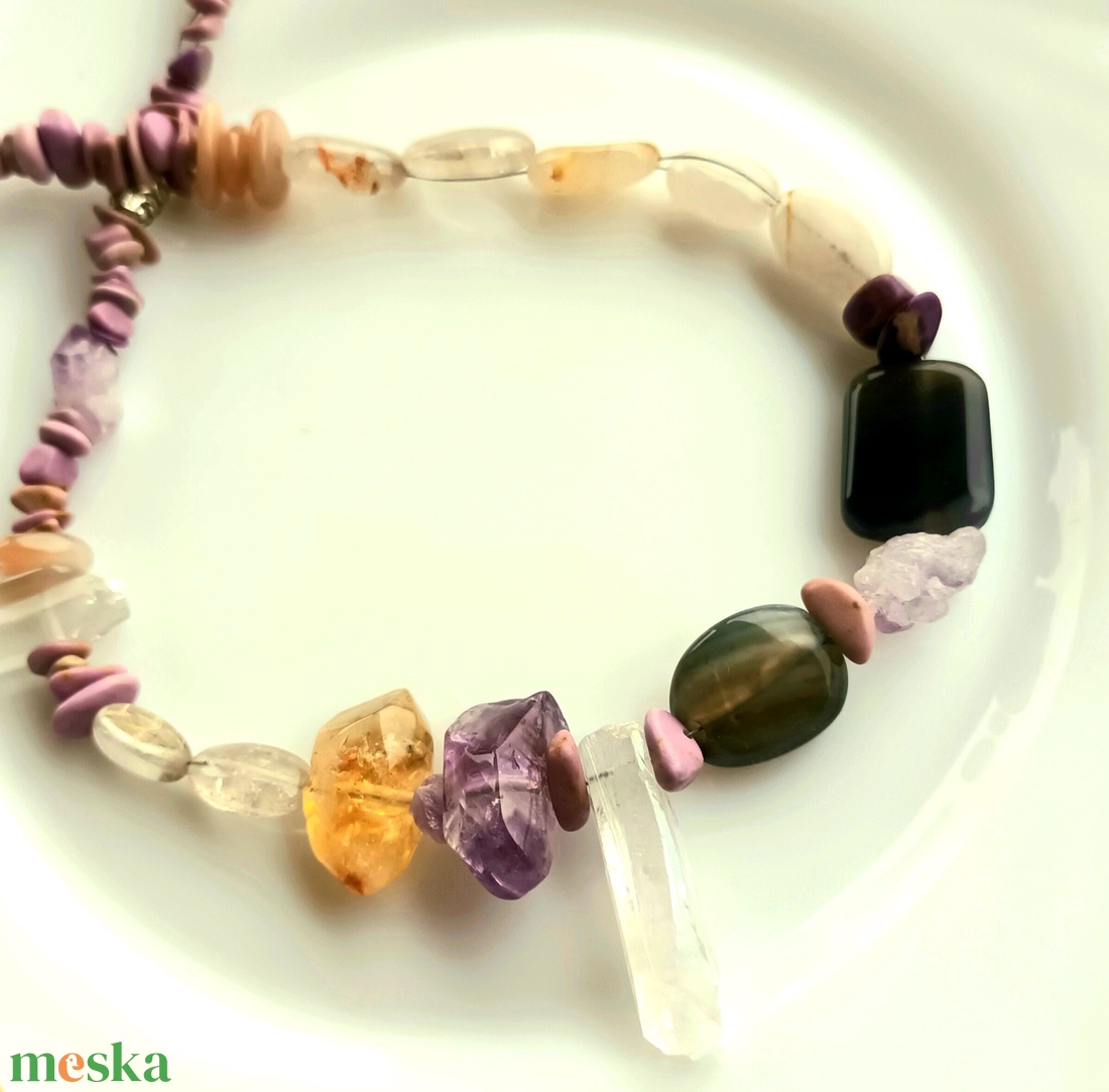 Levendula lila, aranysárga, fehér transzparens ásványkő nyaklánc - ékszer - nyaklánc - gyöngyös nyaklánc - Meska.hu