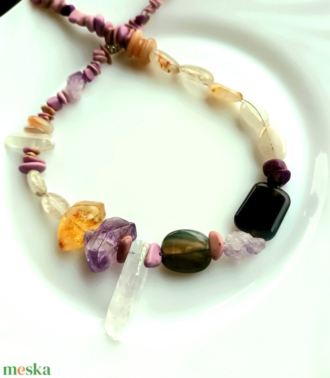 Levendula lila, aranysárga, fehér transzparens ásványkő nyaklánc - ékszer - nyaklánc - gyöngyös nyaklánc - Meska.hu