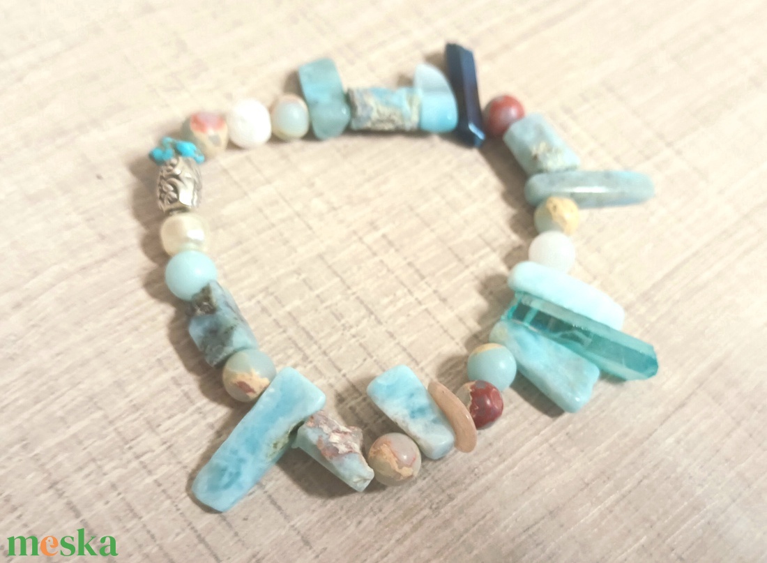 Kékmánia ásvány karkötő  - ékszer - karkötő - gyöngyös karkötő - Meska.hu