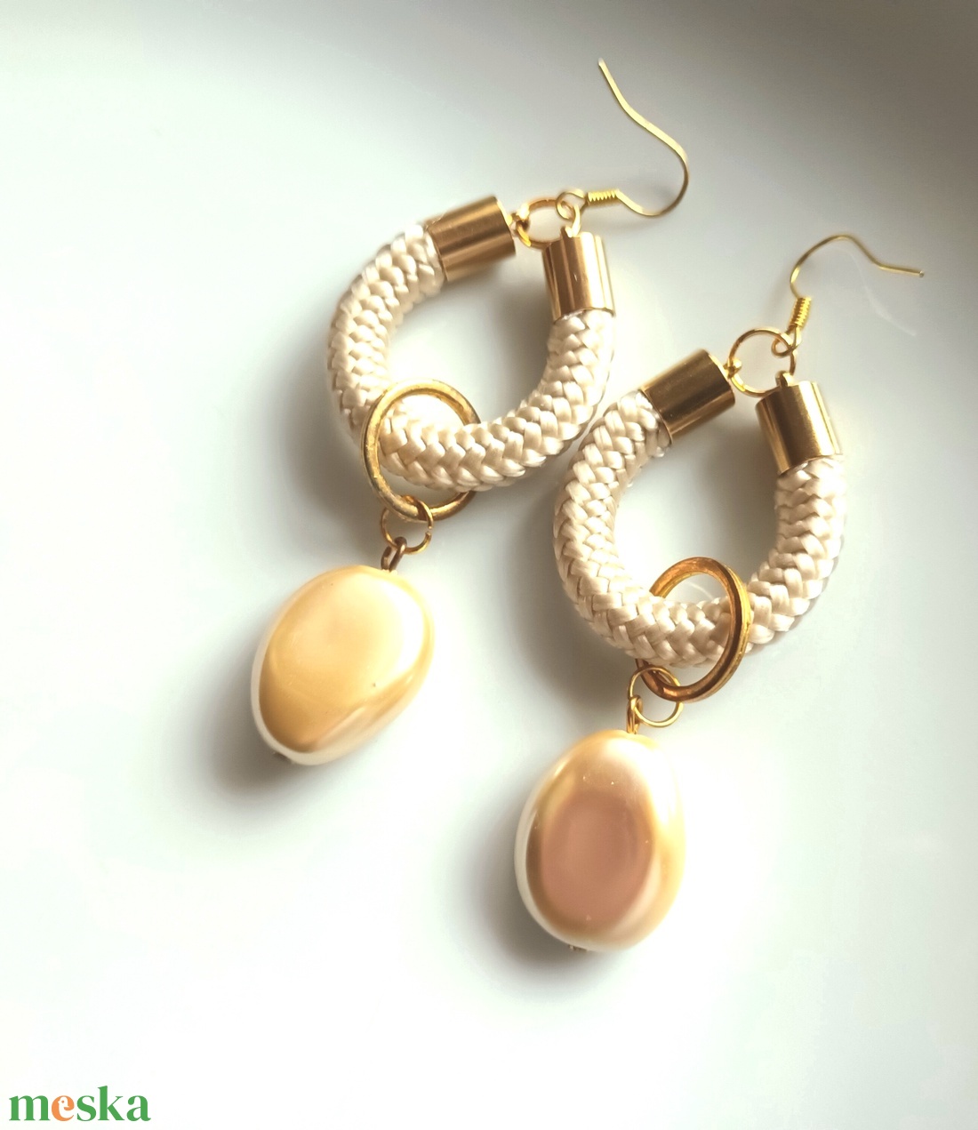 Brilles, beige színű kötél, arany színű üveggyönggyel Design fülbevaló - ékszer - fülbevaló - lógó csepp fülbevaló - Meska.hu