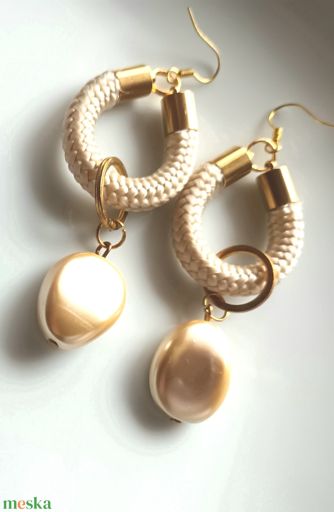Brilles, beige színű kötél, arany színű üveggyönggyel Design fülbevaló - ékszer - fülbevaló - lógó csepp fülbevaló - Meska.hu
