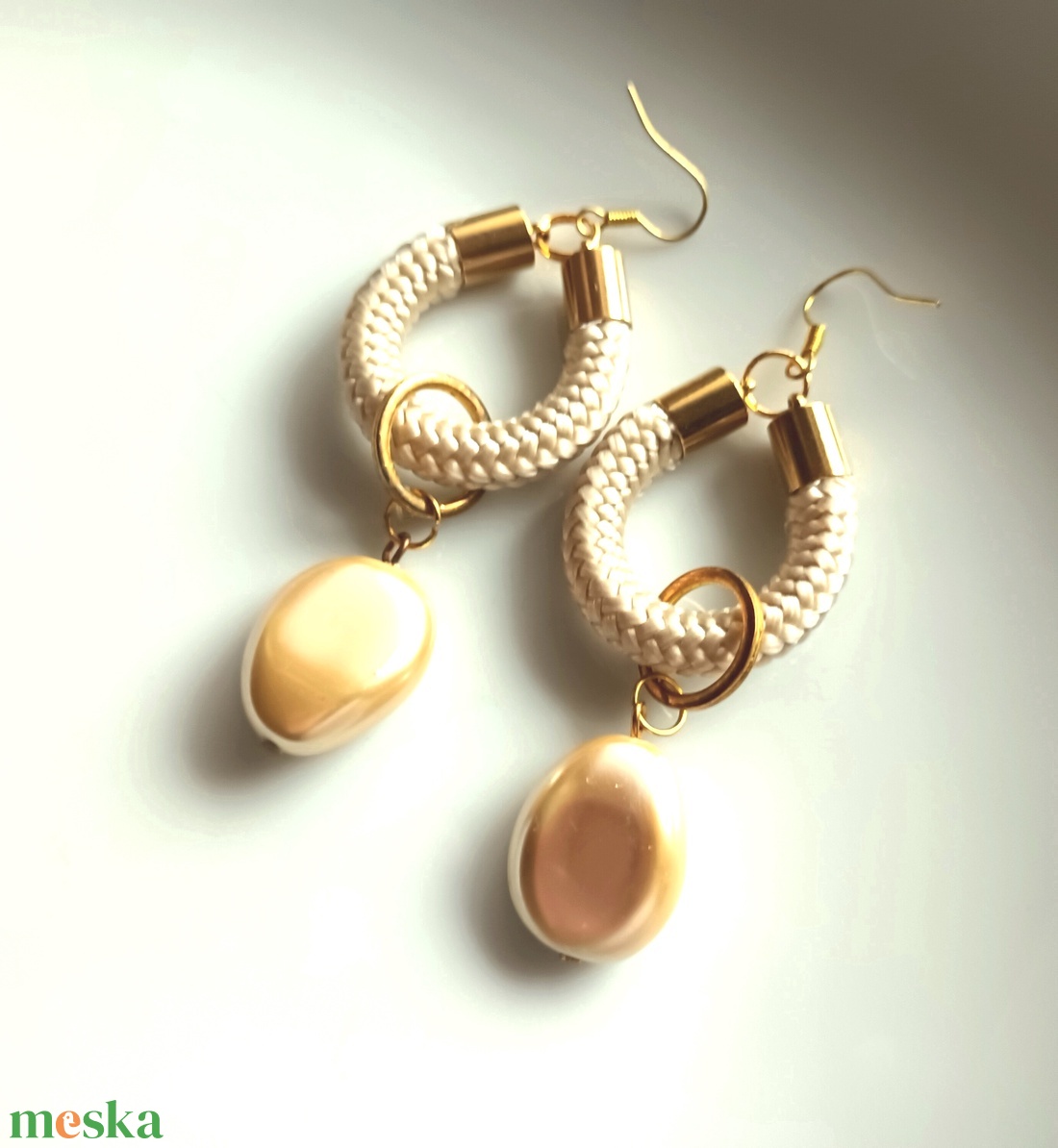 Brilles, beige színű kötél, arany színű üveggyönggyel Design fülbevaló - ékszer - fülbevaló - lógó csepp fülbevaló - Meska.hu