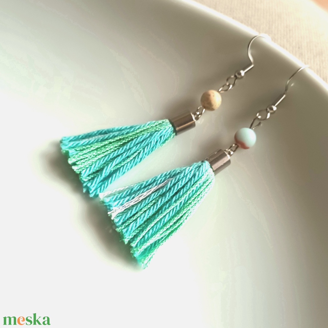 Türkíz, zöld fonal fülbevaló, ásványkővel - ékszer - fülbevaló - rojtos fülbevaló - Meska.hu