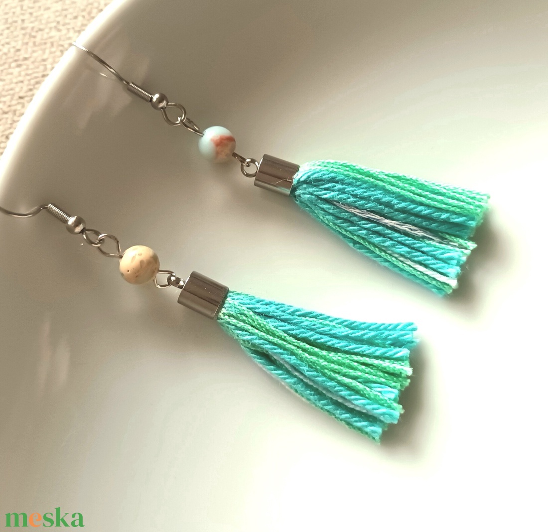 Türkíz, zöld fonal fülbevaló, ásványkővel - ékszer - fülbevaló - rojtos fülbevaló - Meska.hu