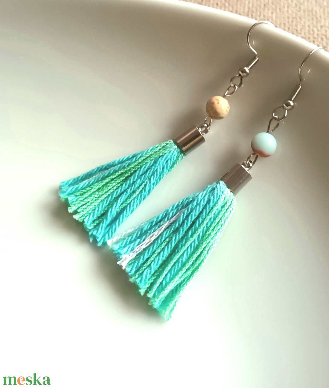 Türkíz, zöld fonal fülbevaló, ásványkővel - ékszer - fülbevaló - rojtos fülbevaló - Meska.hu