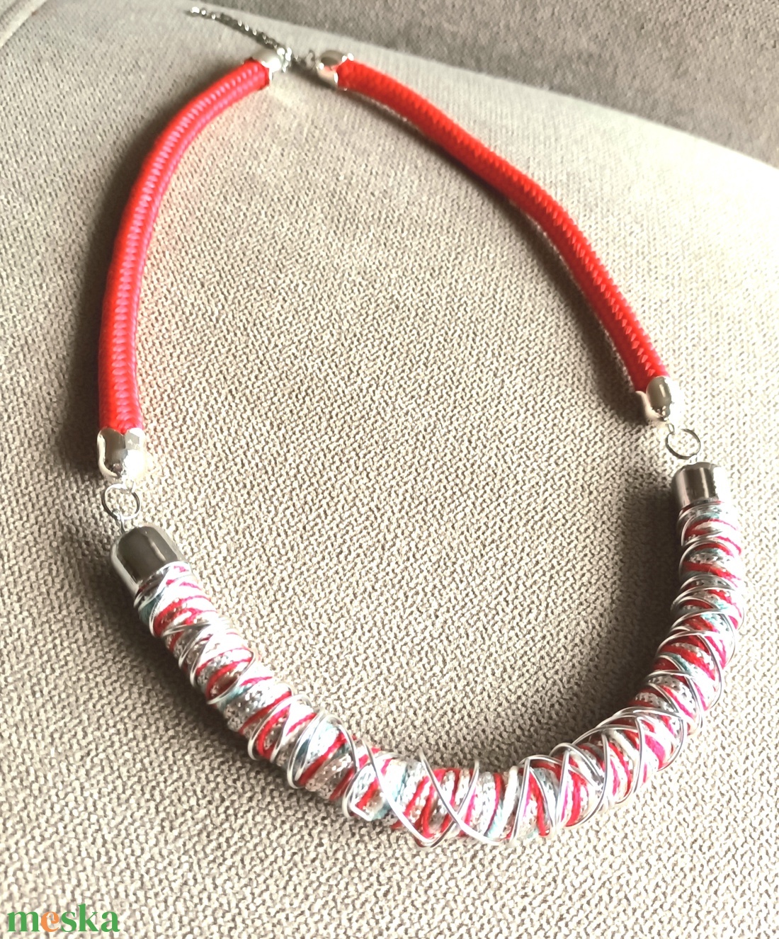 Piros, ezüst, zöld fonal, piros zsinór nyaklánc - ékszer - nyaklánc - statement nyaklánc - Meska.hu