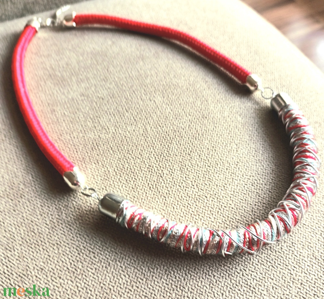 Piros, ezüst, zöld fonal, piros zsinór nyaklánc - ékszer - nyaklánc - statement nyaklánc - Meska.hu