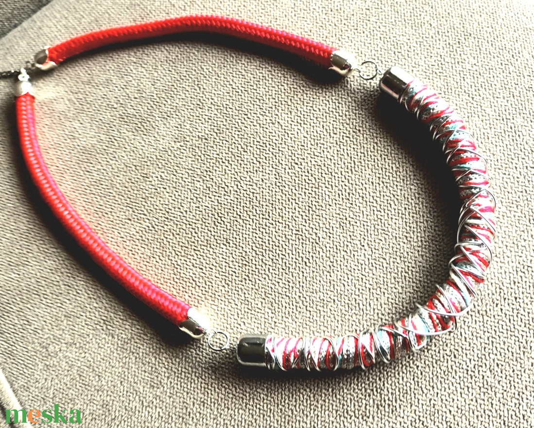 Piros, ezüst, zöld fonal, piros zsinór nyaklánc - ékszer - nyaklánc - statement nyaklánc - Meska.hu