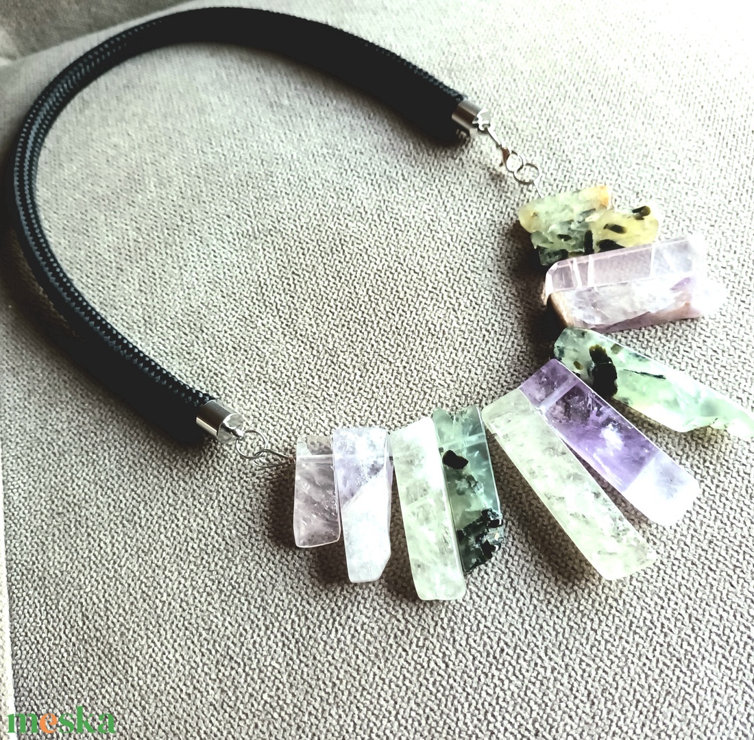 Lila, zöld, fekete ásvány nyaklánc - ékszer - nyaklánc - statement nyaklánc - Meska.hu