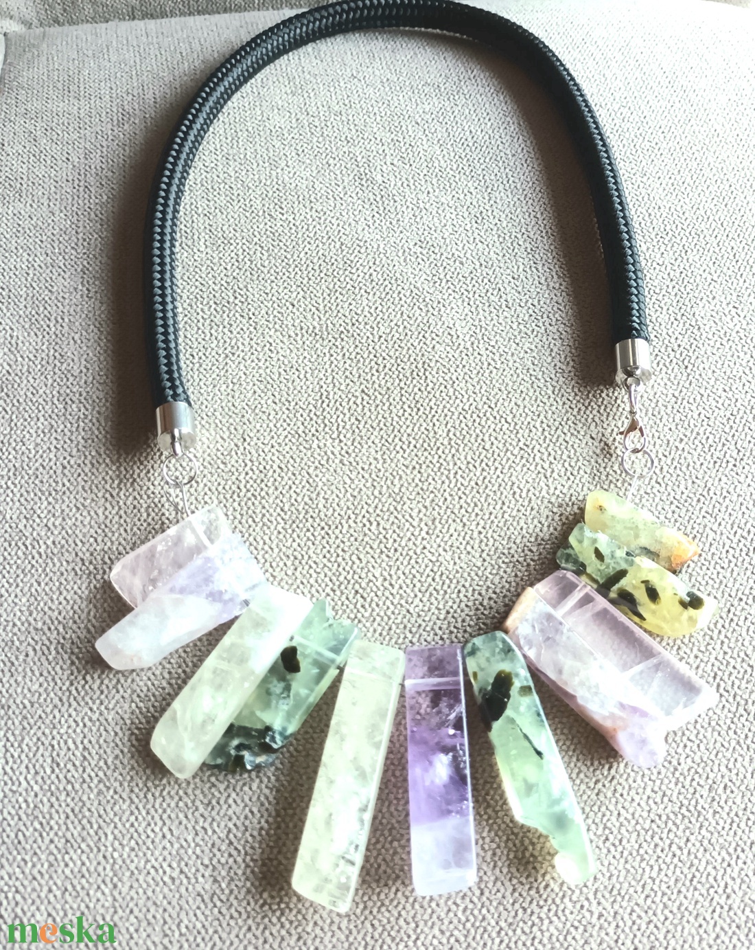 Lila, zöld, fekete ásvány nyaklánc - ékszer - nyaklánc - statement nyaklánc - Meska.hu